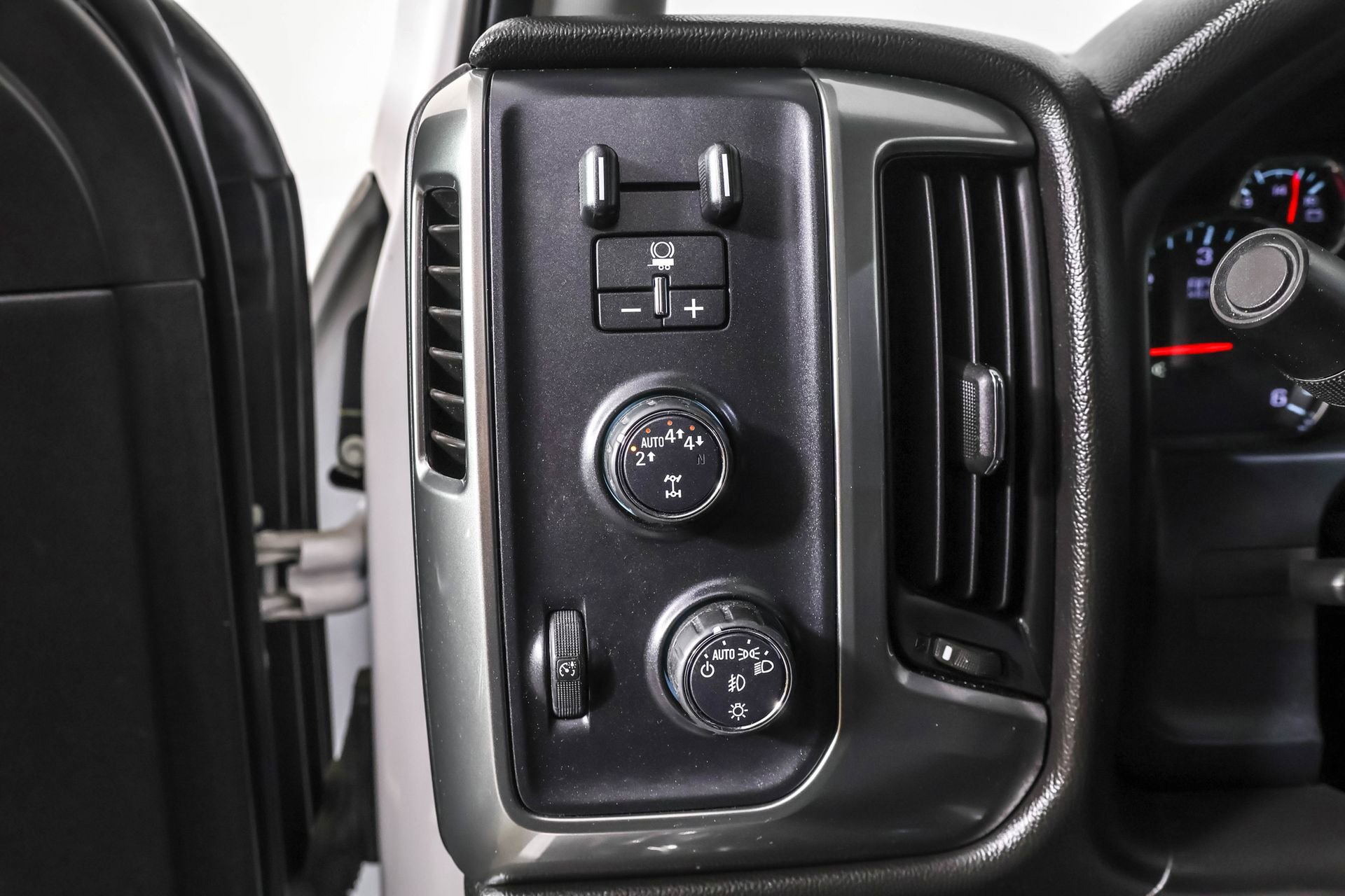 2018 Chevrolet Silverado 1500 LT photo 13