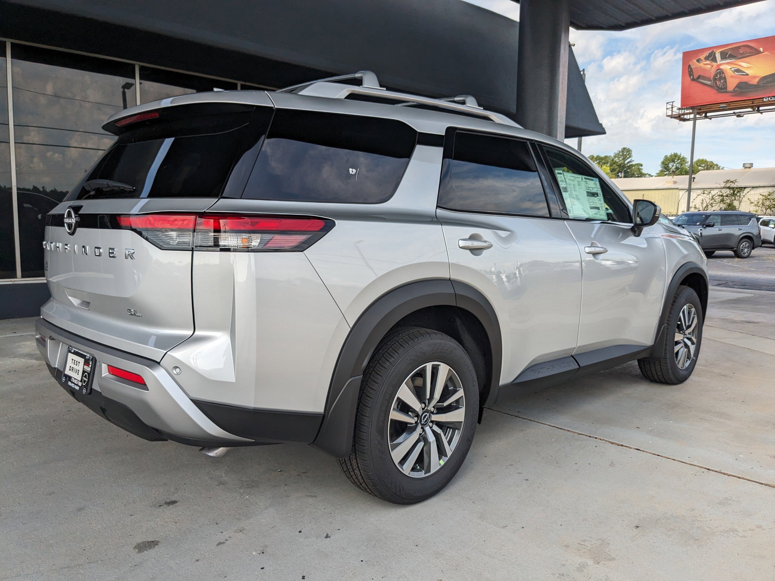 2025 Nissan Pathfinder SL photo 3