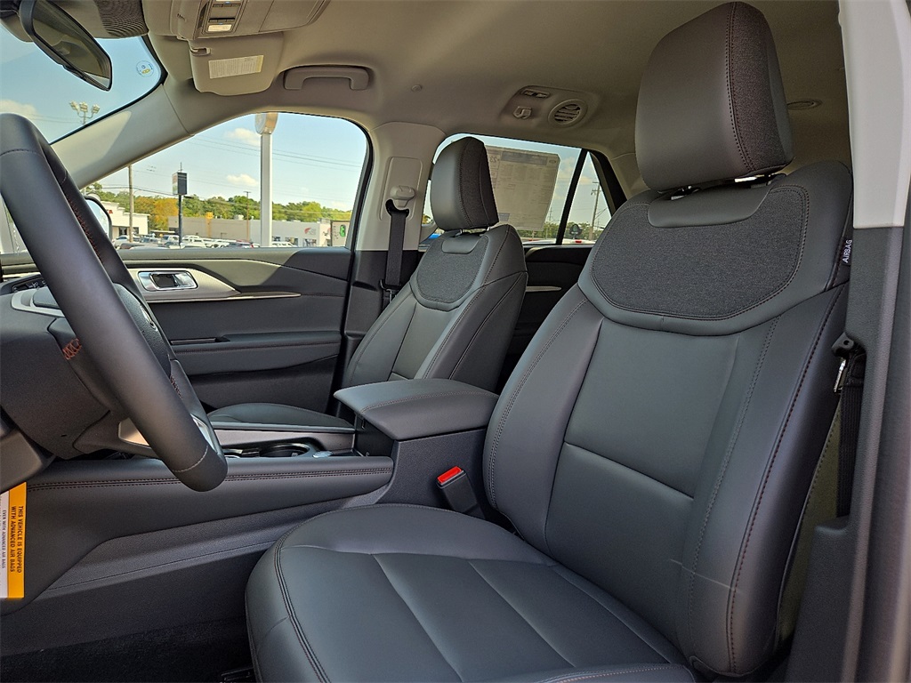 2025 Ford Explorer photo 11