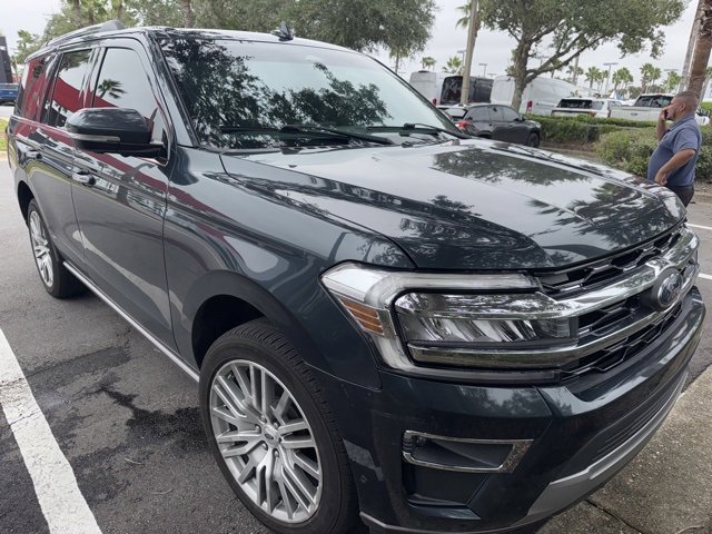 2022 Ford Expedition Limited photo 2