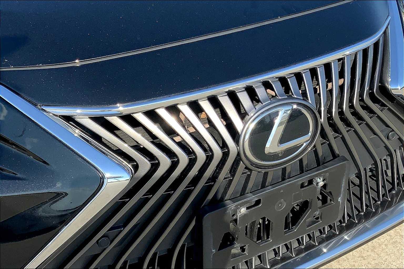 2019 Lexus ES Luxury photo 28