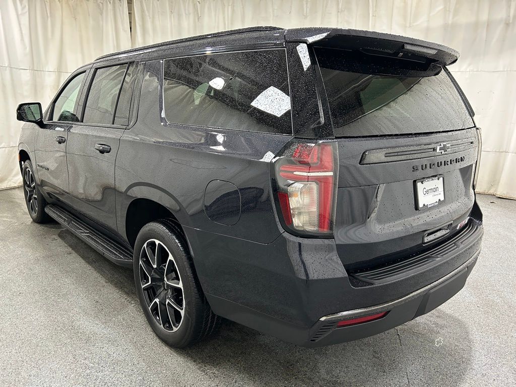 2022 Chevrolet Suburban RST photo 3