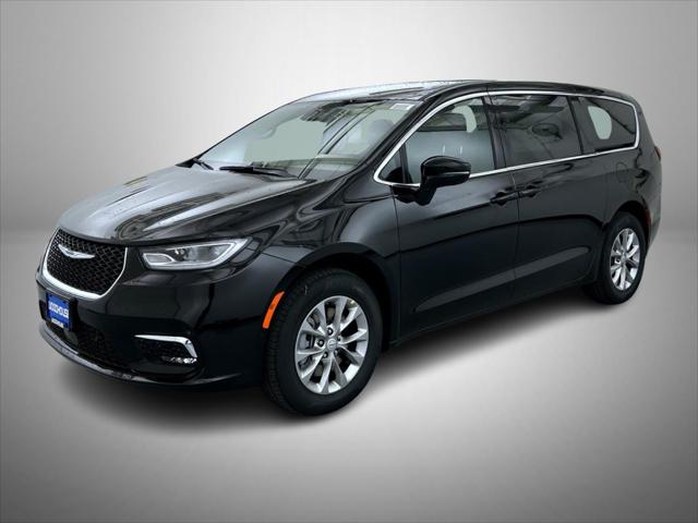 2026 Chrysler Pacifica Select's photo