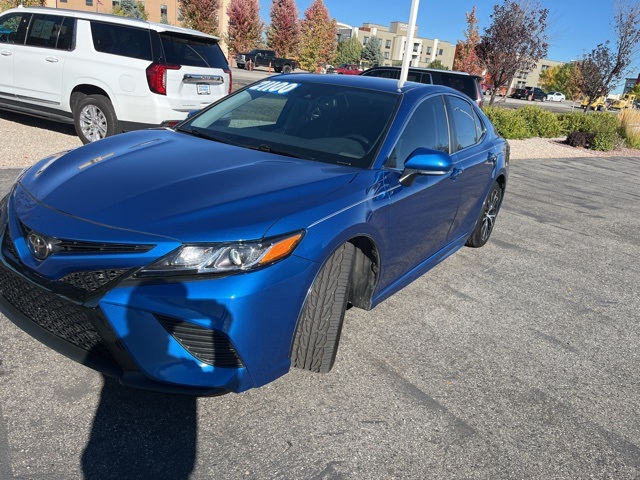 2019 Toyota Camry SE photo 3