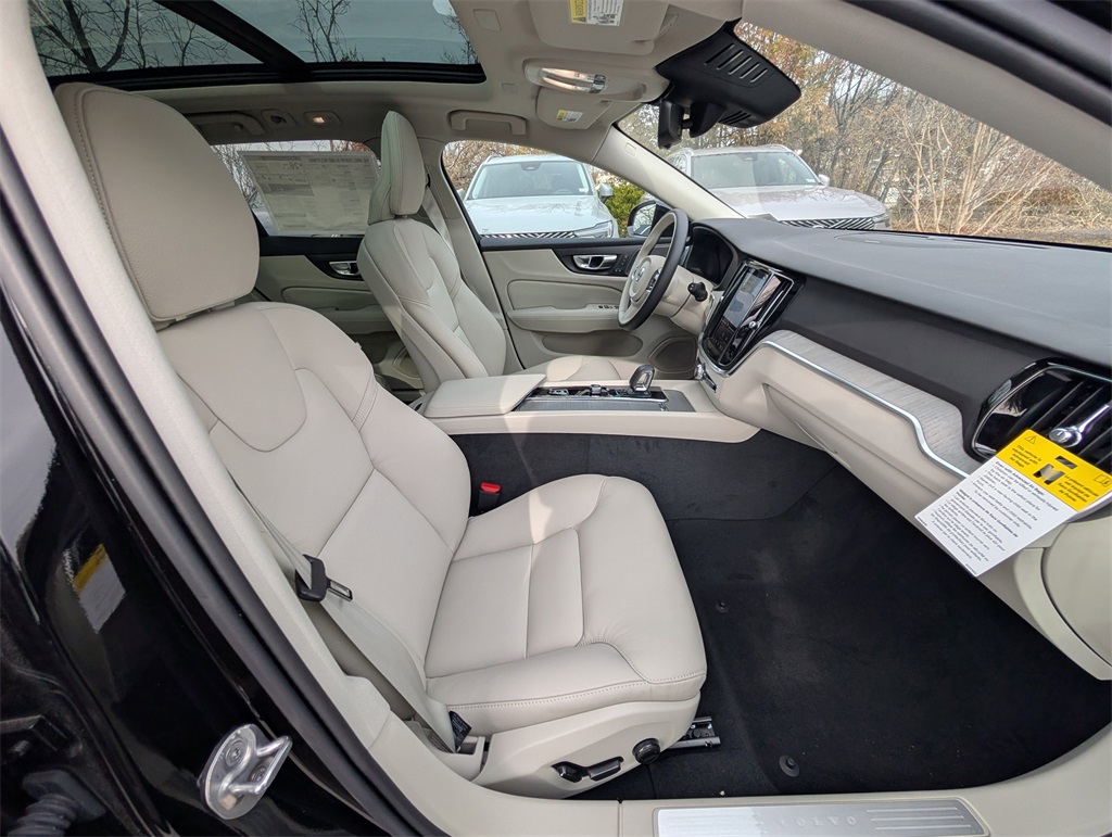 2026 Volvo V60 Cross Country B5 AWD Plus photo 4