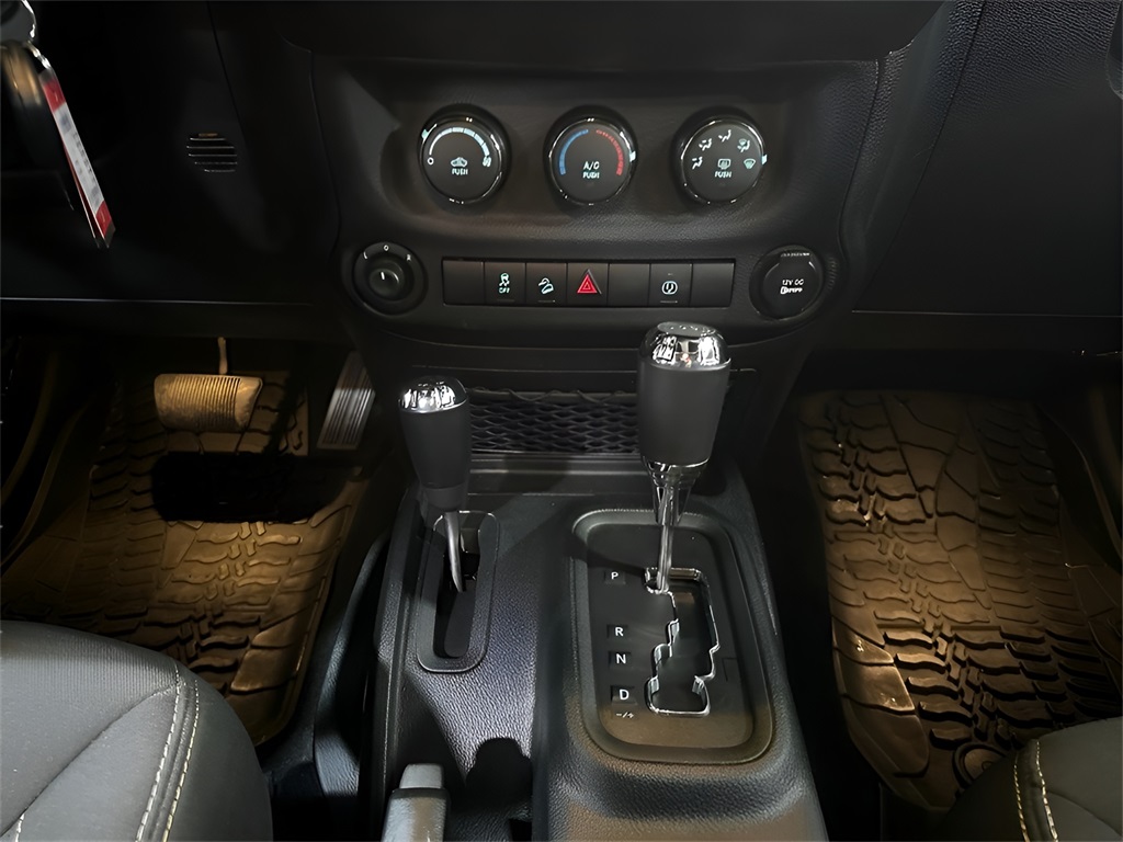 2017 Jeep Wrangler Unlimited Rubicon photo 13