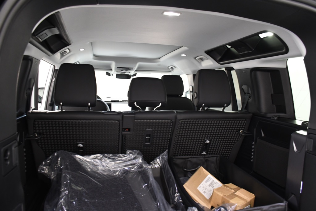 2025 Land Rover Defender 110 S photo 24