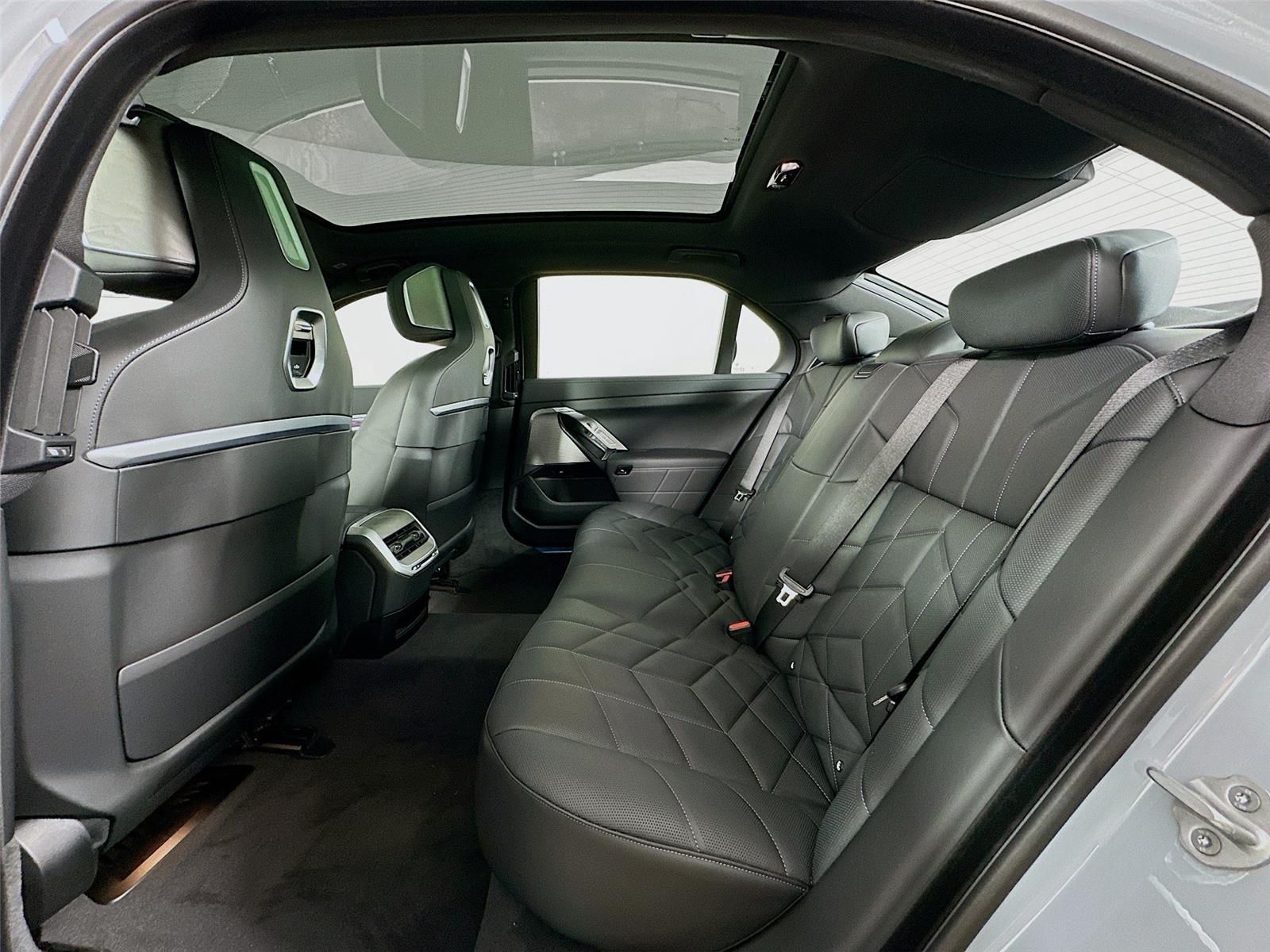 2026 Bmw 750e photo 21