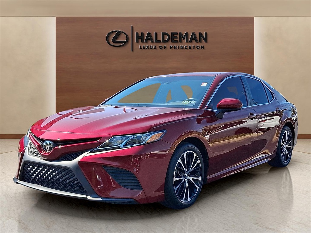 2018 Toyota Camry SE photo 2