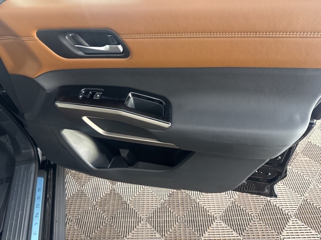 2025 Nissan Pathfinder Platinum photo 19