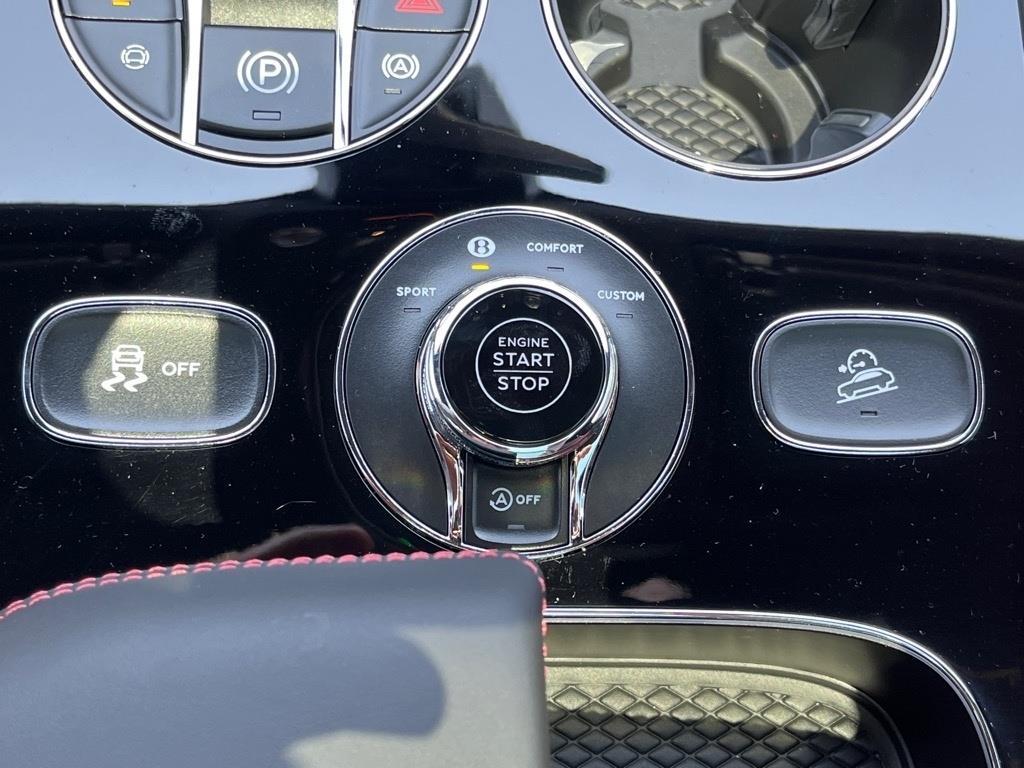2024 Bentley Bentayga V8 photo 9