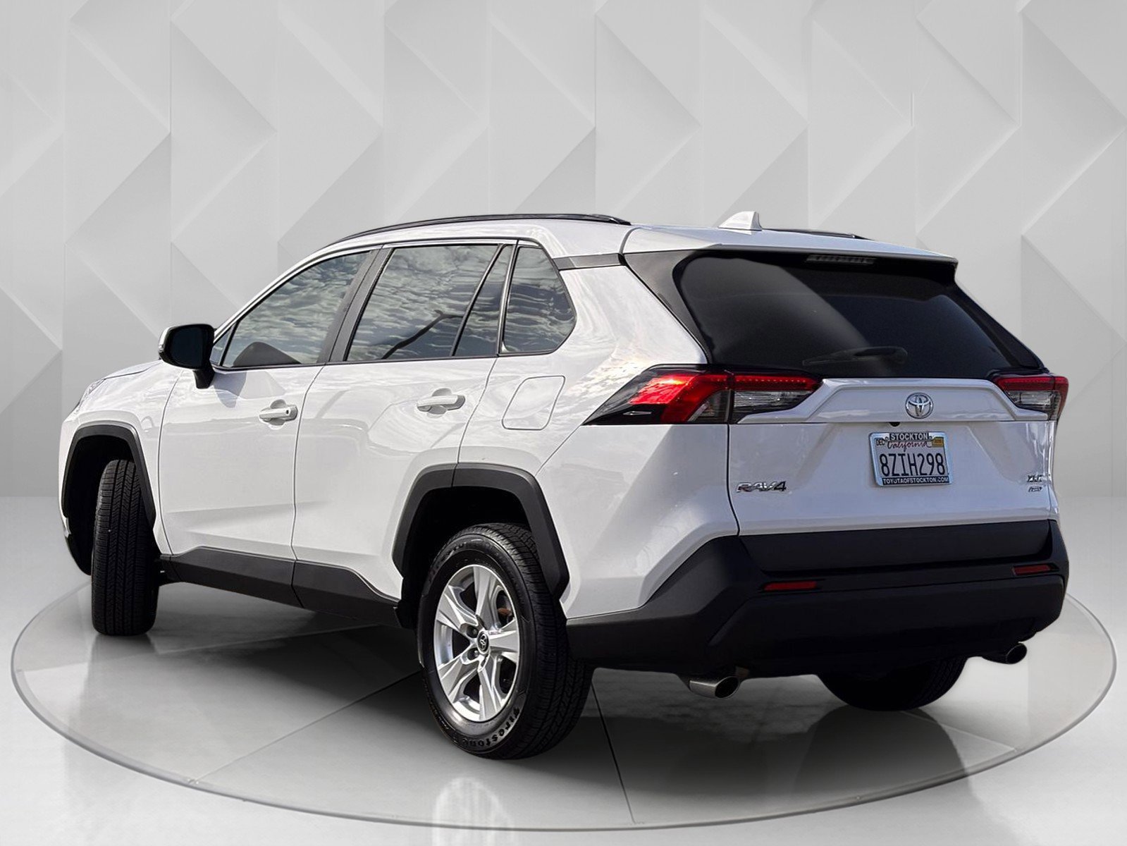 2021 Toyota RAV4 XLE photo 3