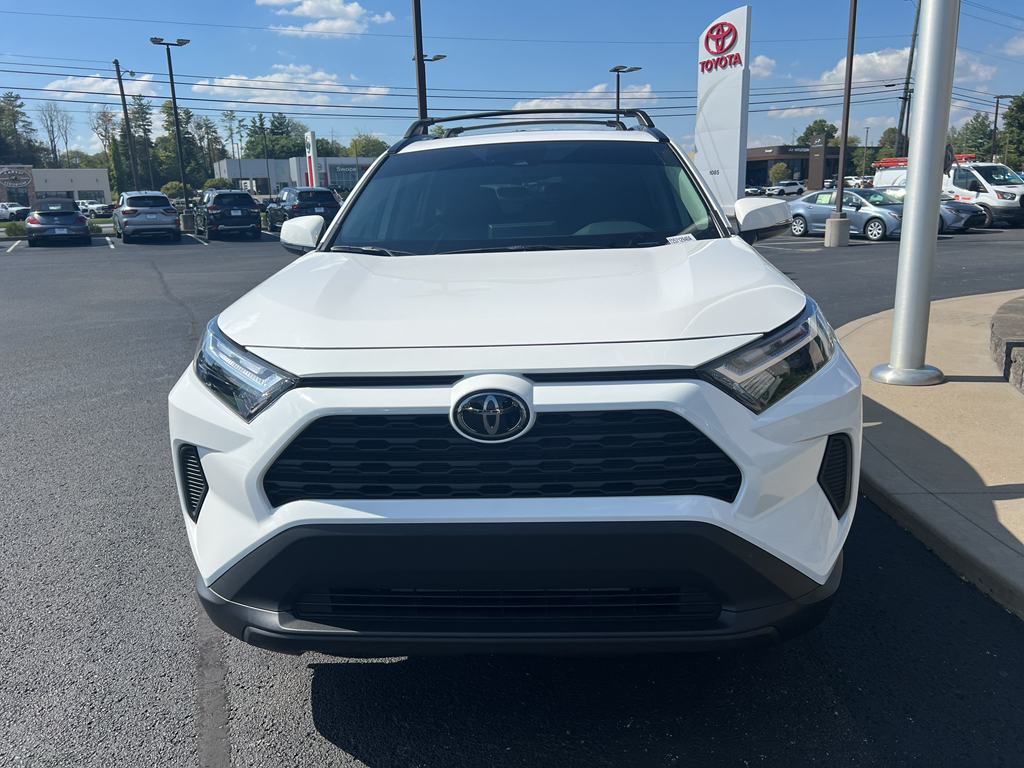 2025 Toyota RAV4 XLE photo 4