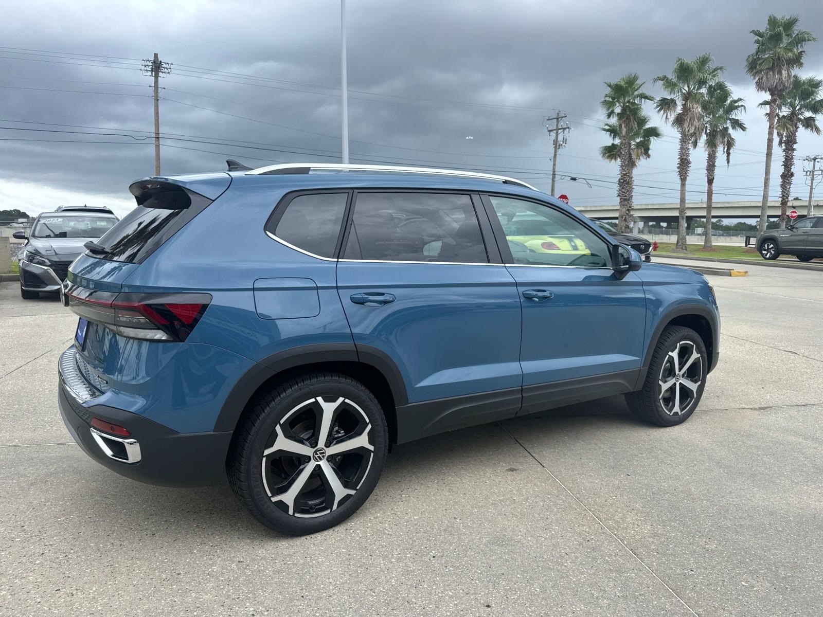 2025 Volkswagen Taos SEL photo 4