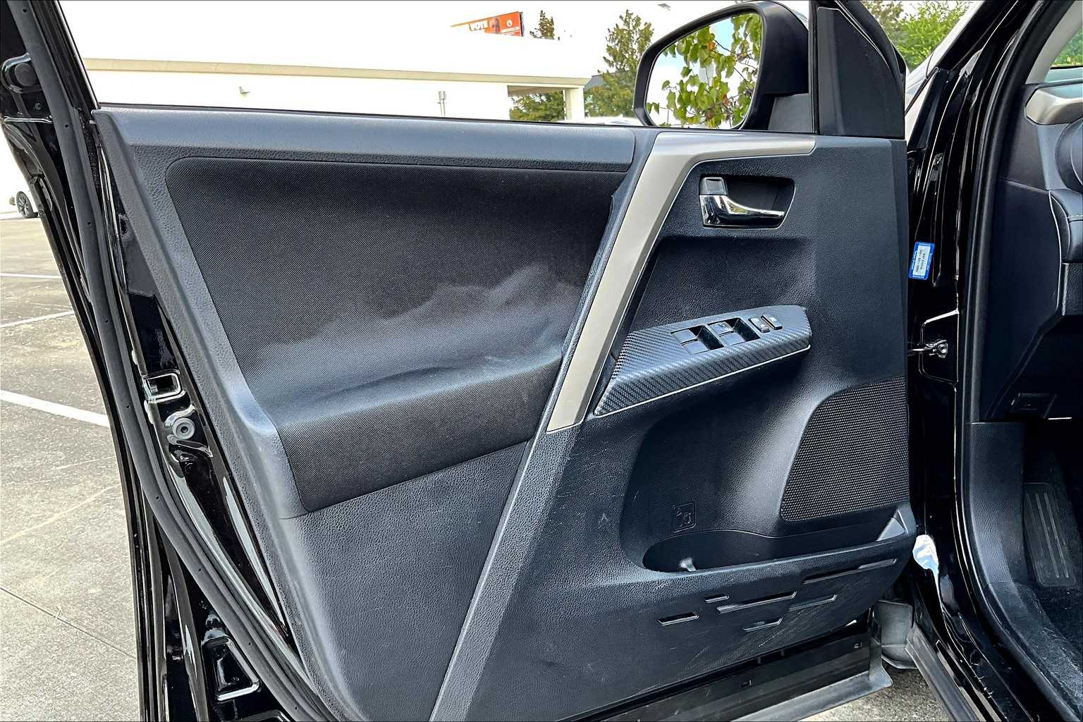 2014 Toyota RAV4 XLE photo 19