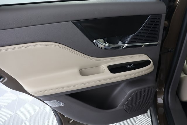 2022 Lincoln Corsair Standard photo 27