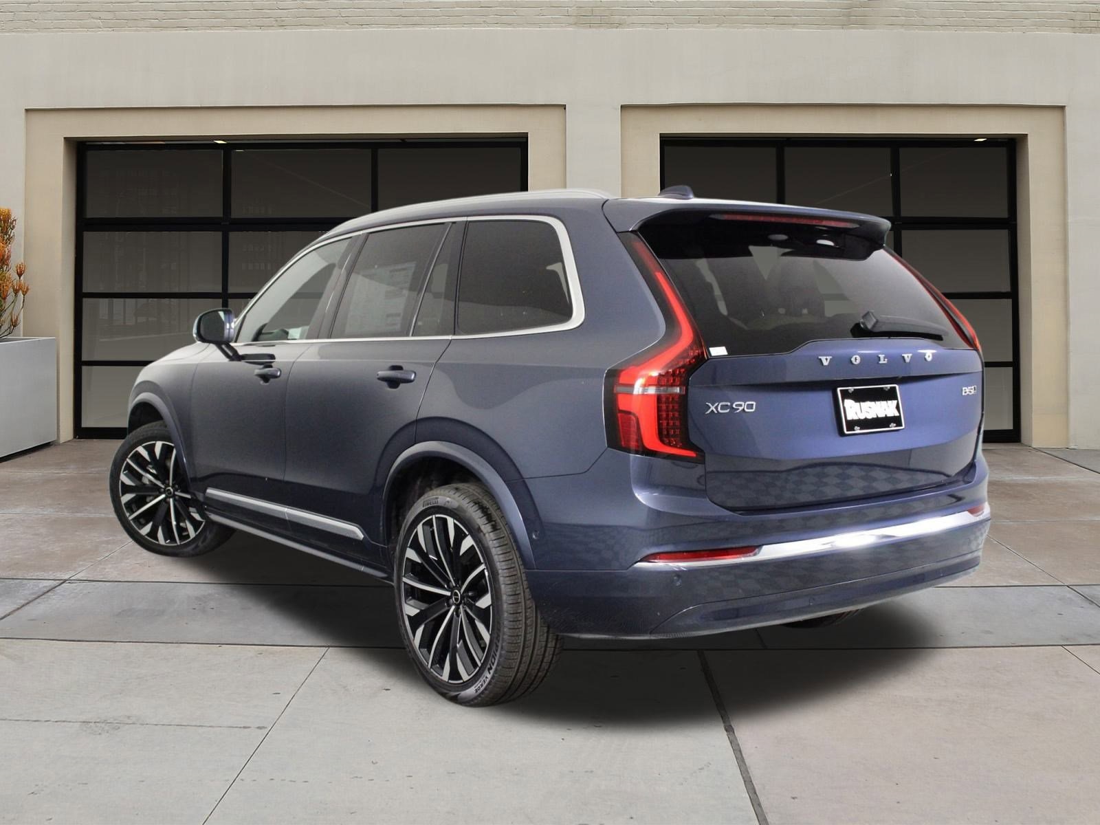 2026 Volvo XC90 B5 photo 3