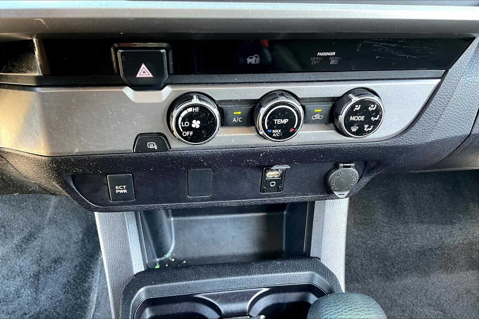 2017 Toyota Tacoma SR5 photo 31