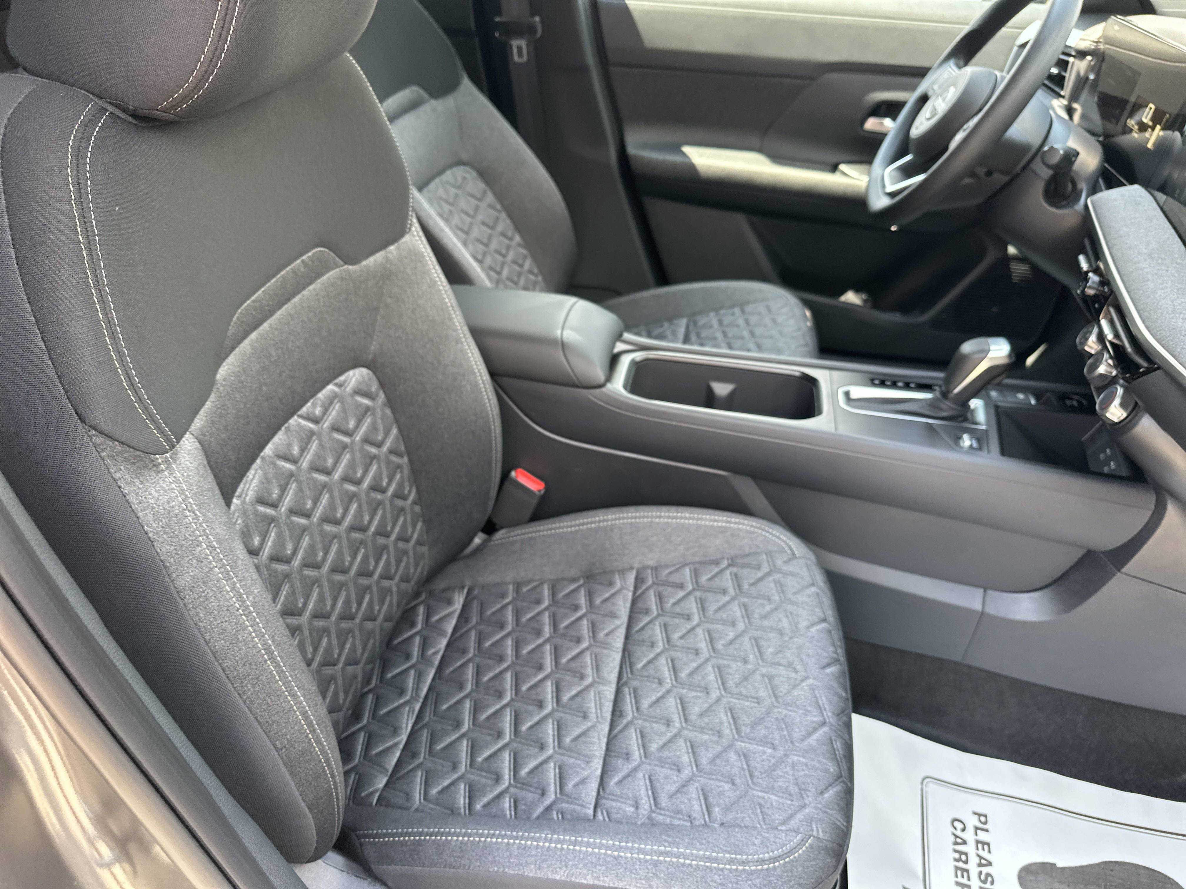 2025 Nissan Kicks SV photo 5