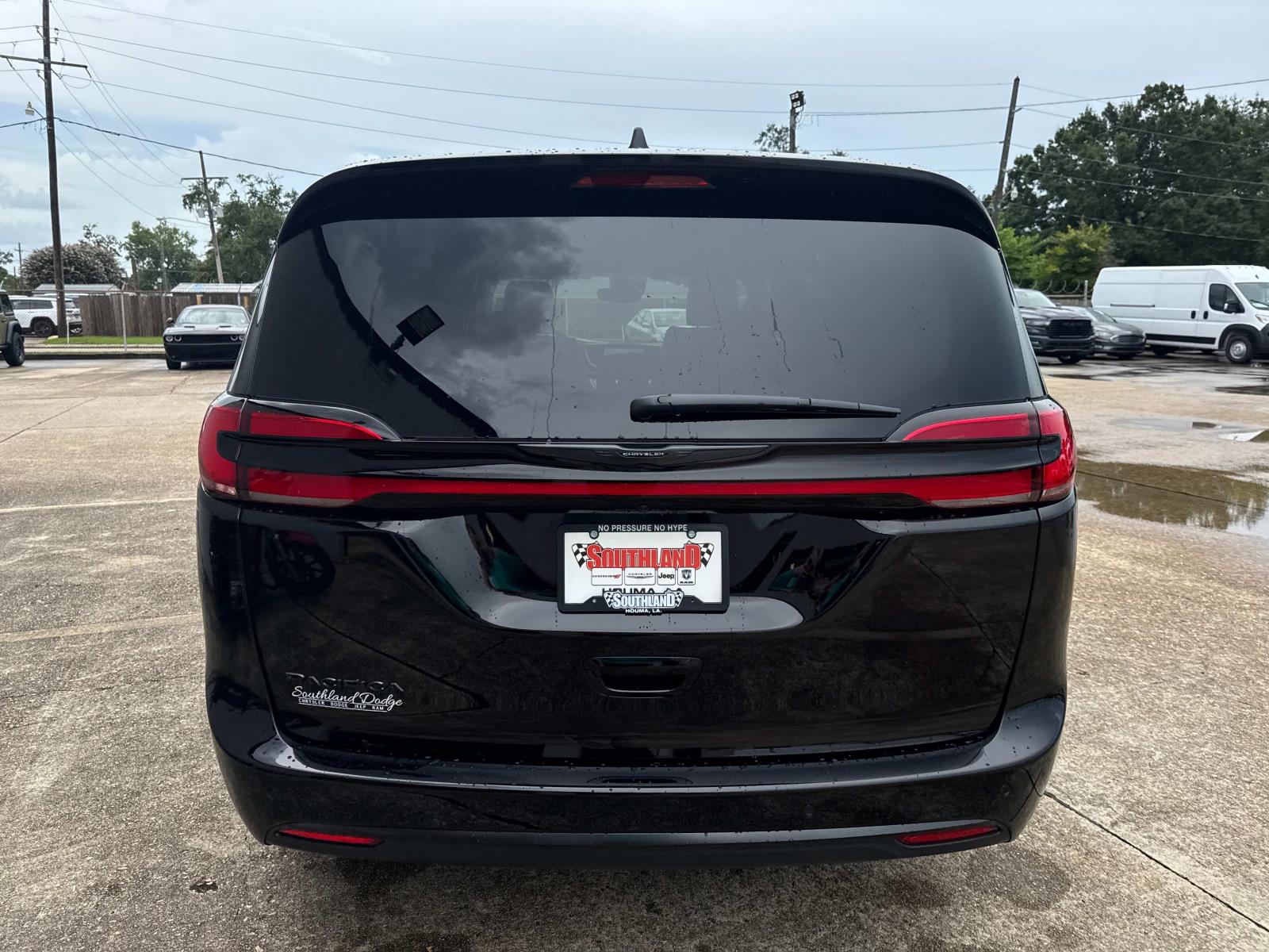 2025 Chrysler Pacifica photo 4