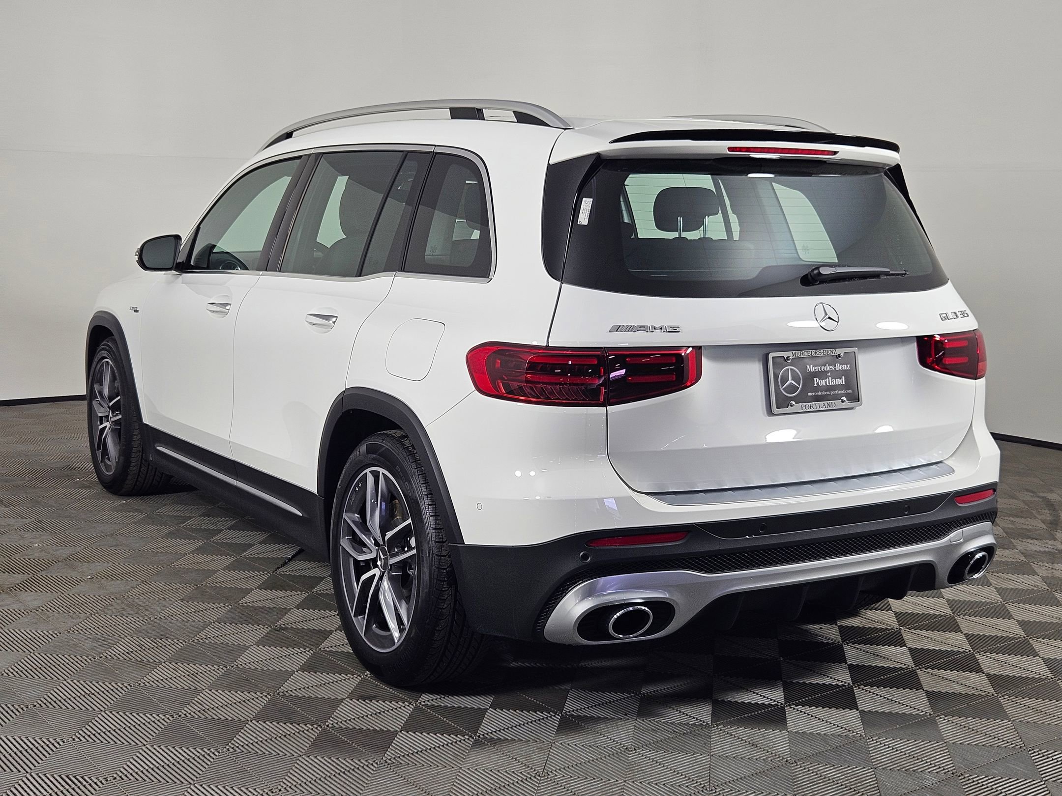 2025 Mercedes Benz GLB AMG 35 4MATIC photo 3