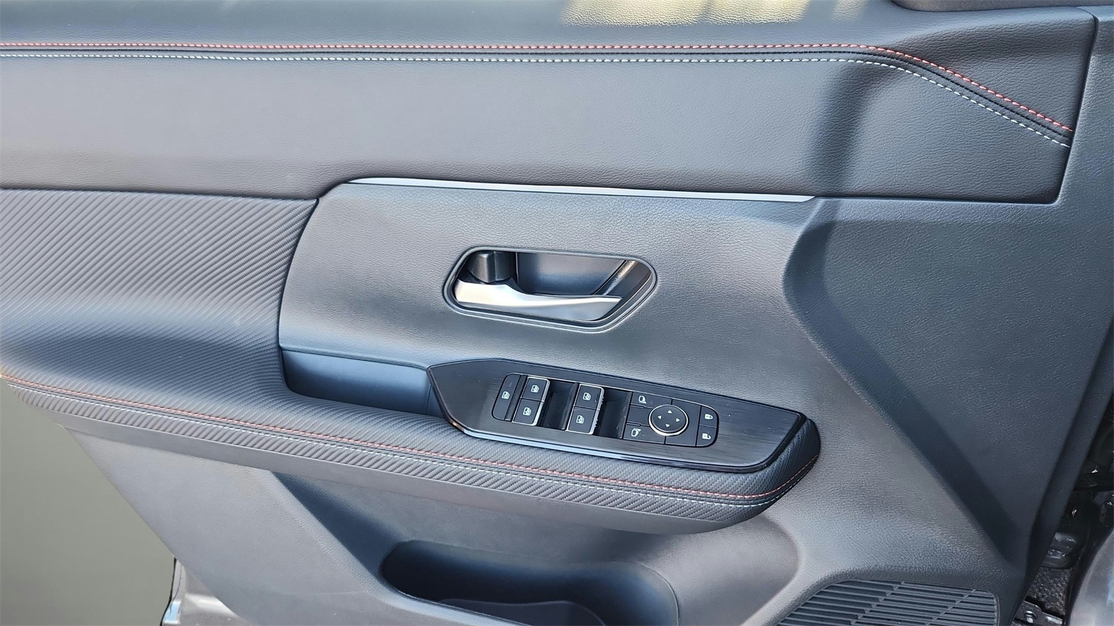 2025 Nissan Kicks SR photo 8