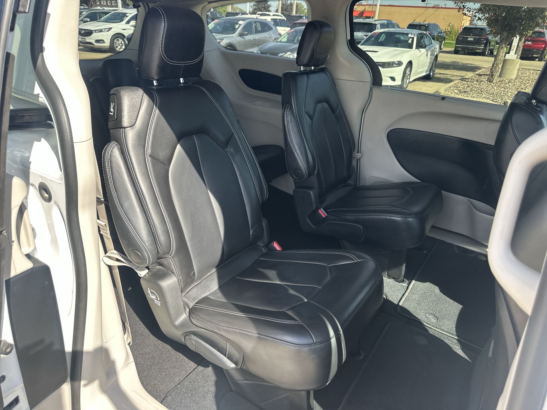 2023 Chrysler Pacifica Touring L photo 23