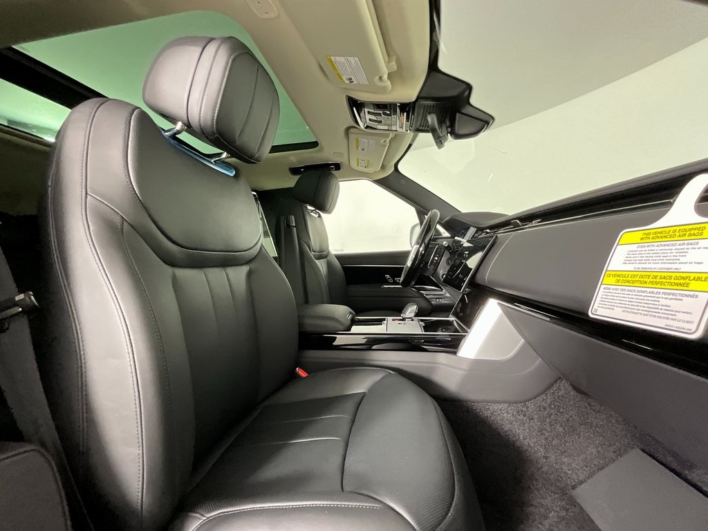 2025 Land Rover Range Rover SE photo 3