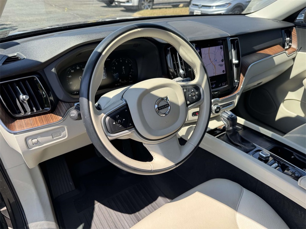 2021 Volvo XC60 T5 Momentum photo 2