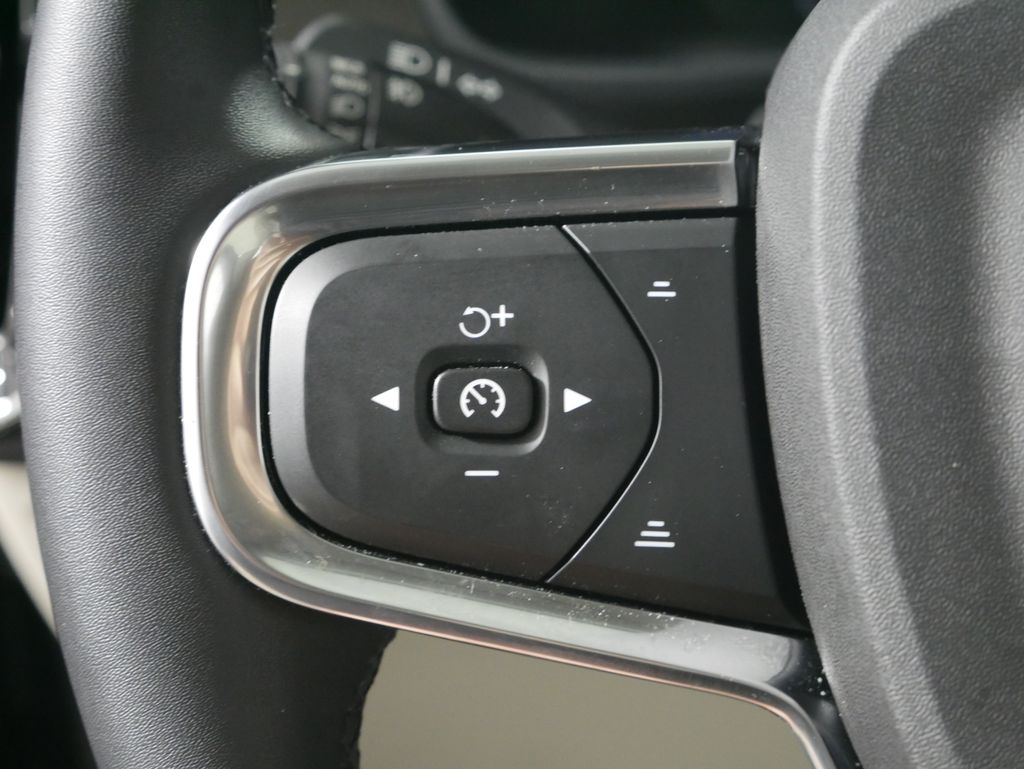 2023 Volvo XC40 Plus photo 18
