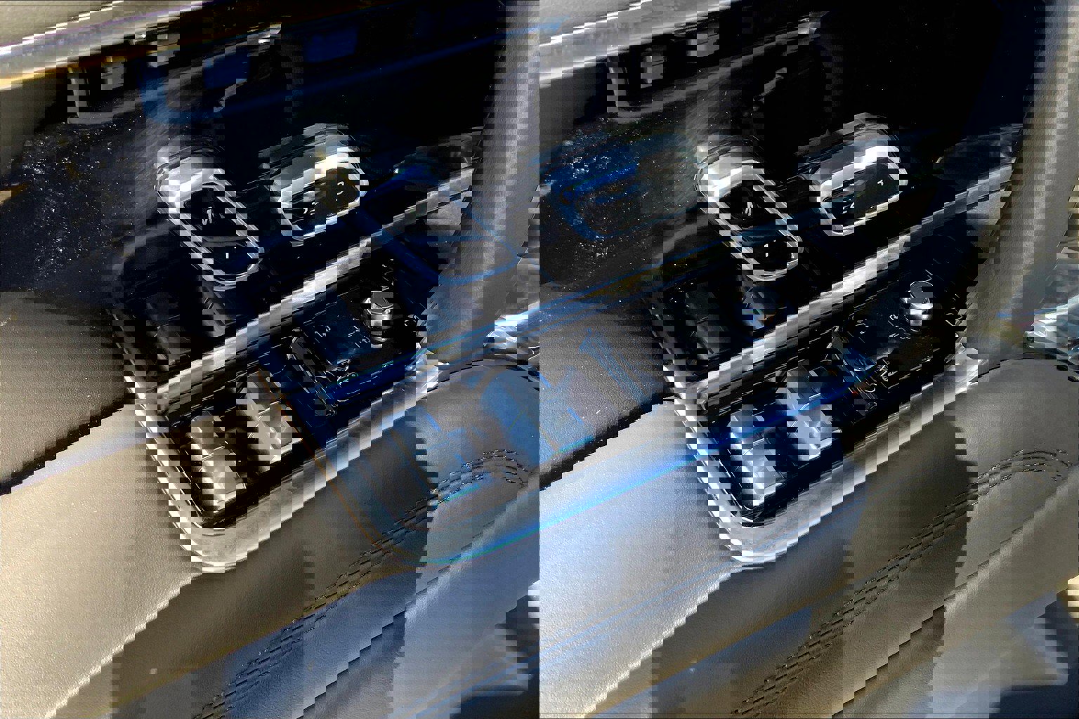 2025 Land Rover Range Rover SE photo 15