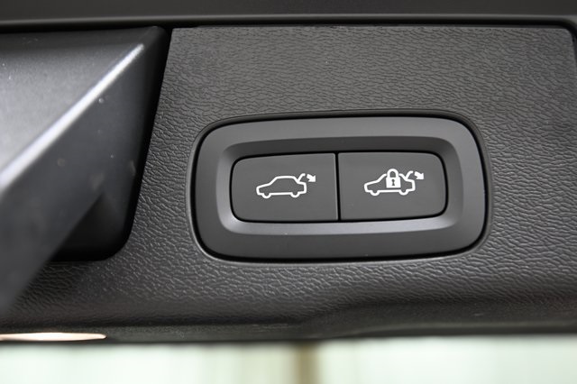 2022 Volvo XC60 B5 Momentum photo 12