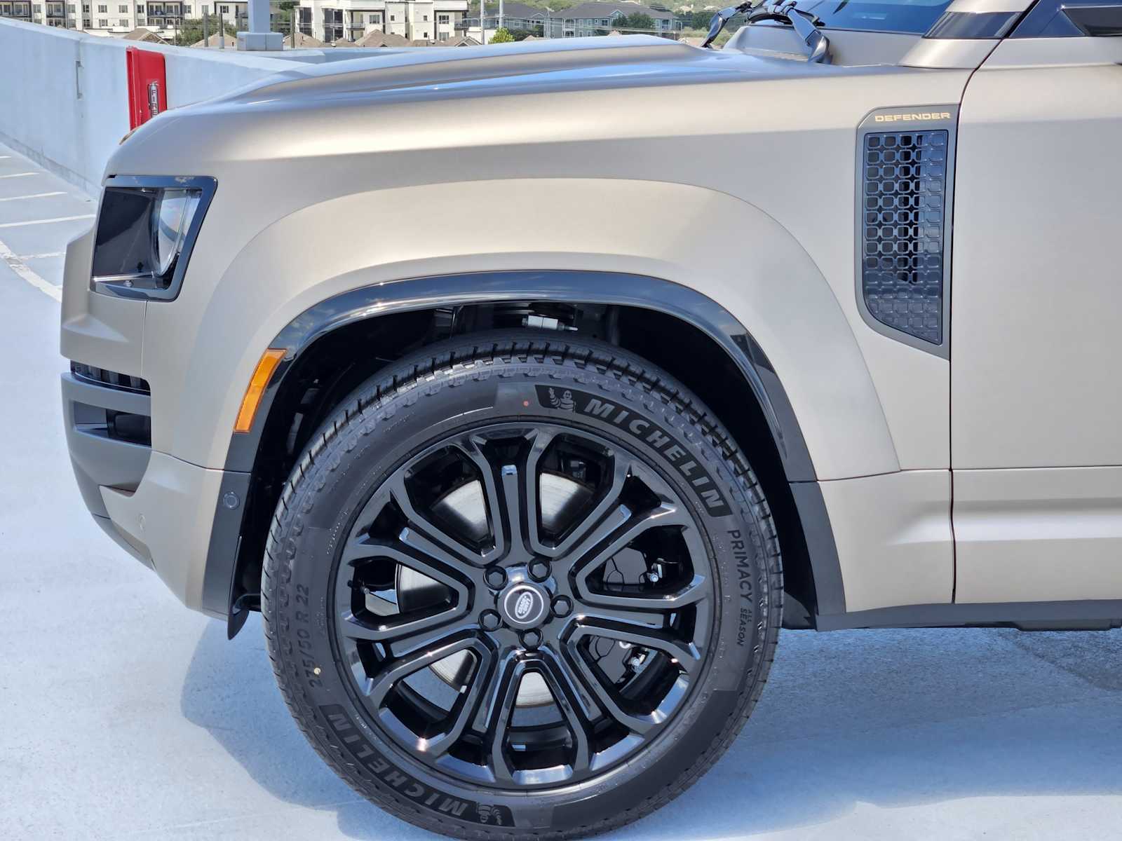 2025 Land Rover Defender 110 photo 9