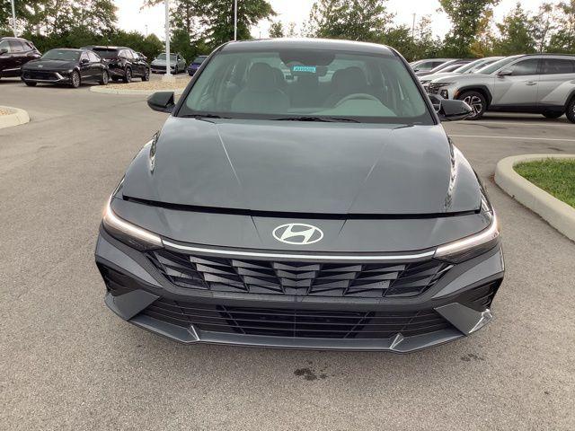 2025 Hyundai Elantra SEL Sport photo 3