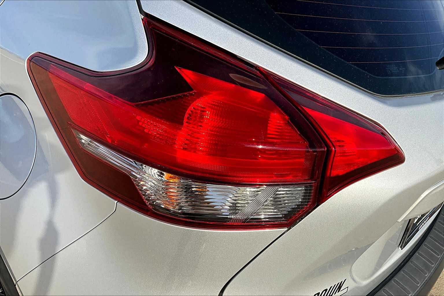 2020 Nissan Kicks SR photo 25
