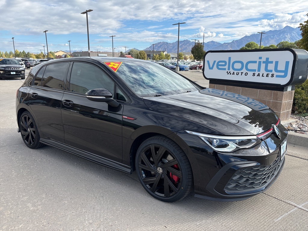 2022 Volkswagen Golf GTI SE's photo