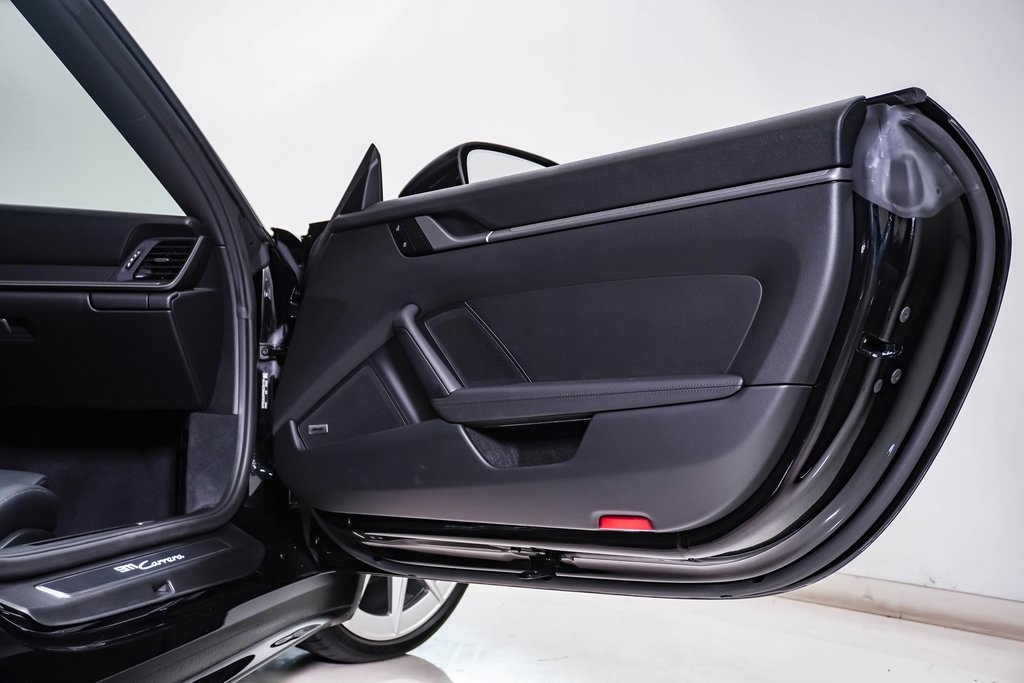 2025 Porsche 911 photo 18