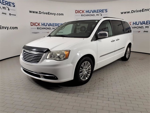 2014 Chrysler Town & Country Base's photo