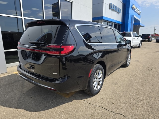 2026 Chrysler Pacifica photo 4