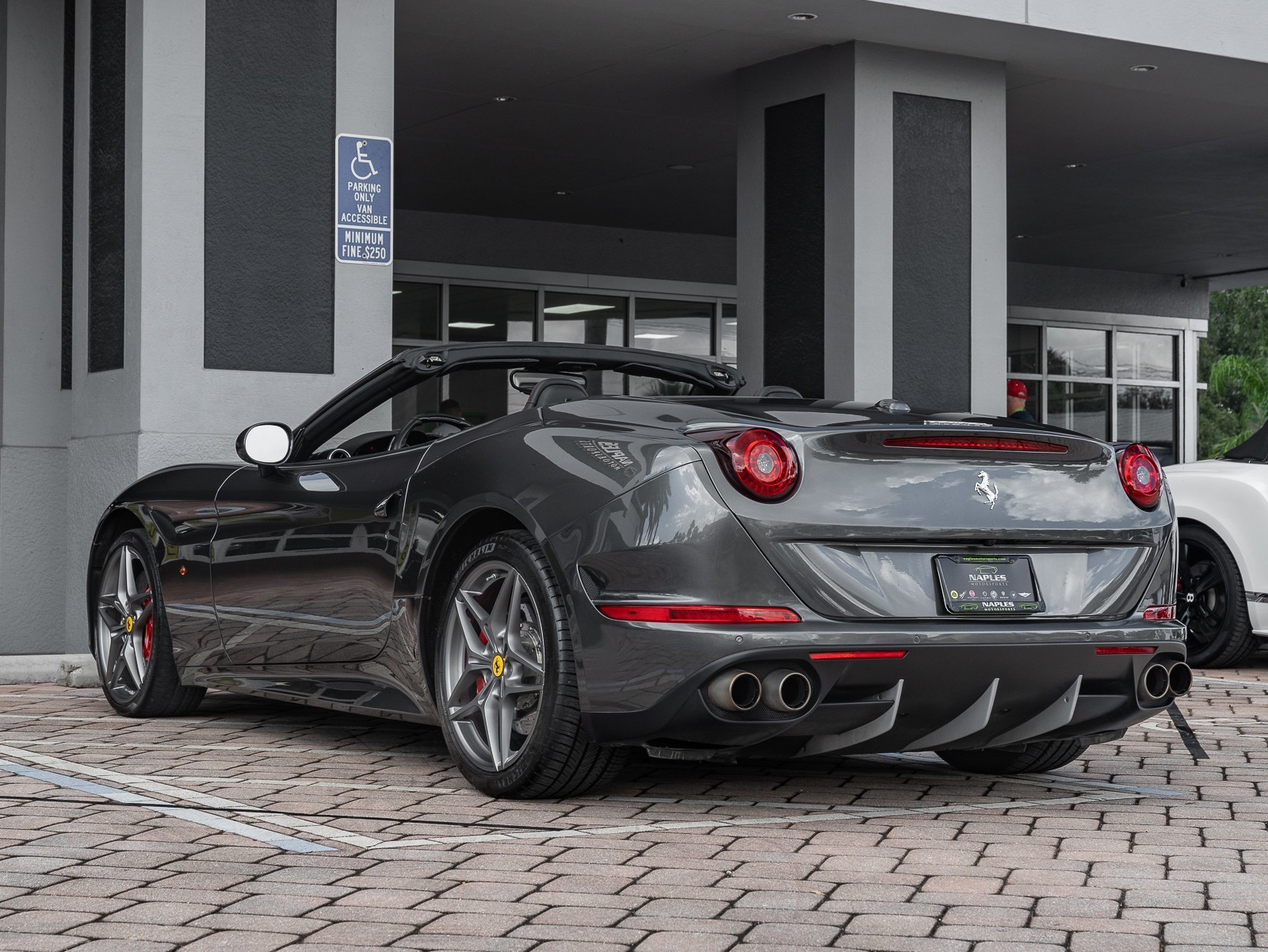 2015 Ferrari California T photo 37