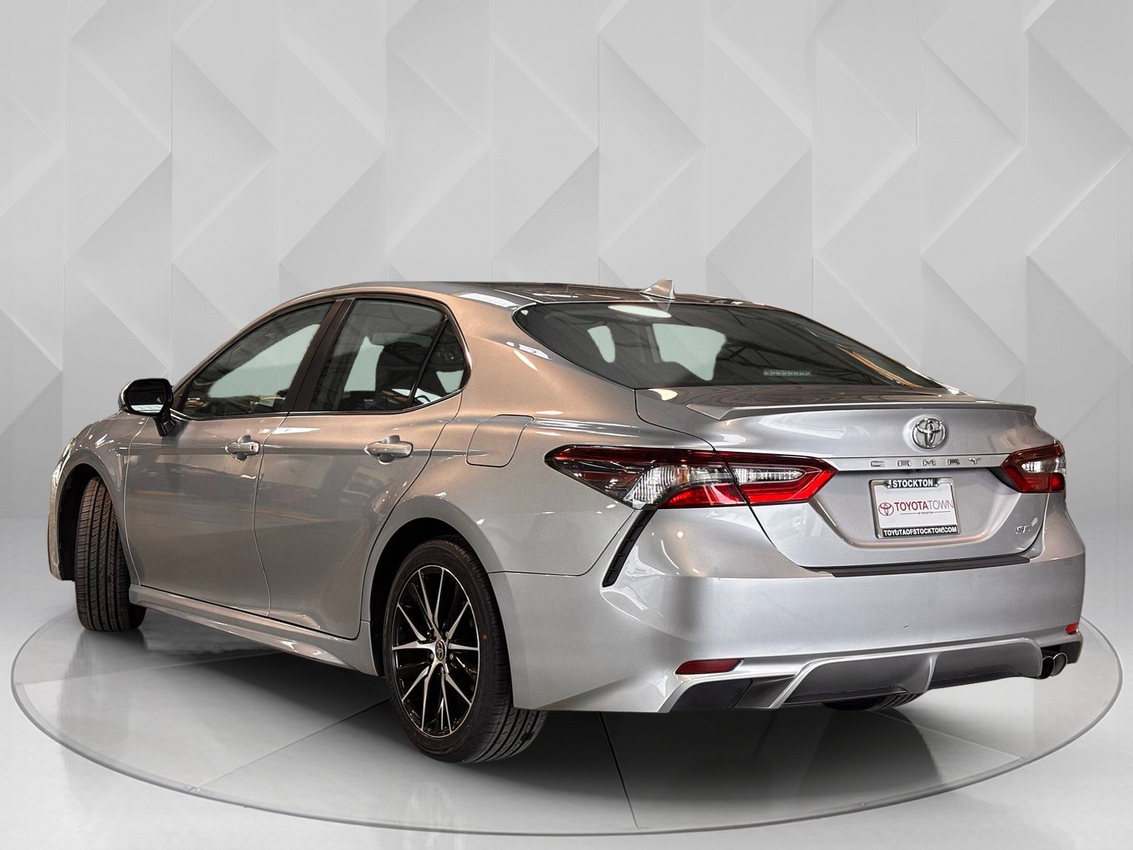 2024 Toyota Camry SE photo 2