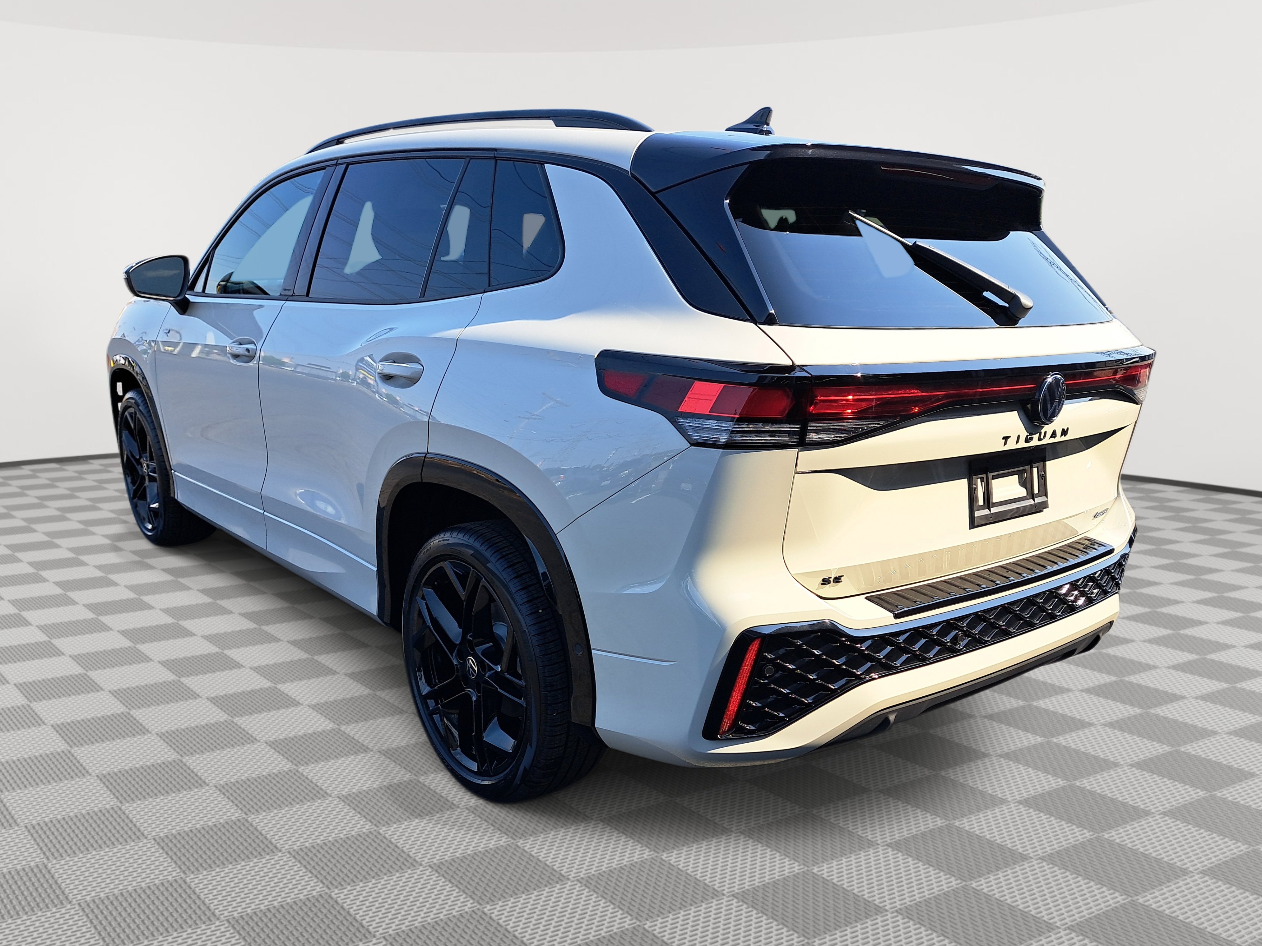 2025 Volkswagen Tiguan SE R-Line Black photo 4