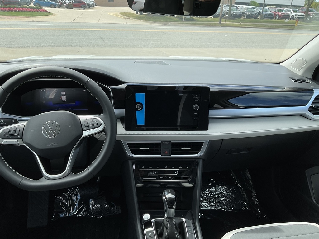 2025 Volkswagen Taos SE photo 4