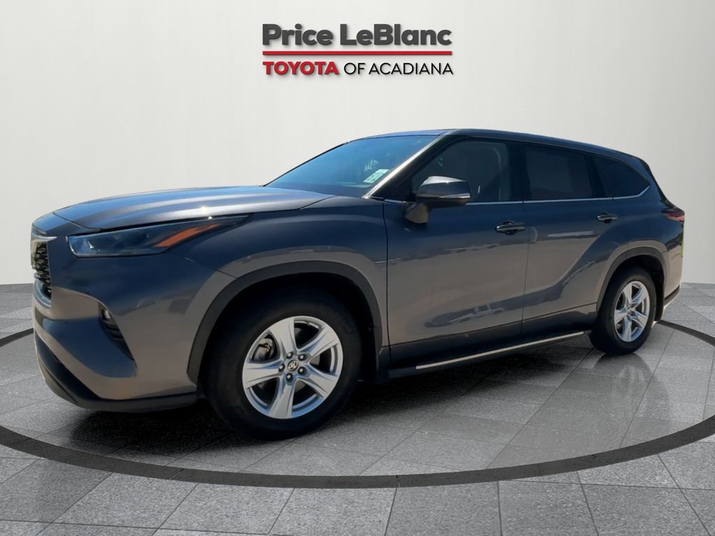 2024 Toyota Highlander LE photo 3
