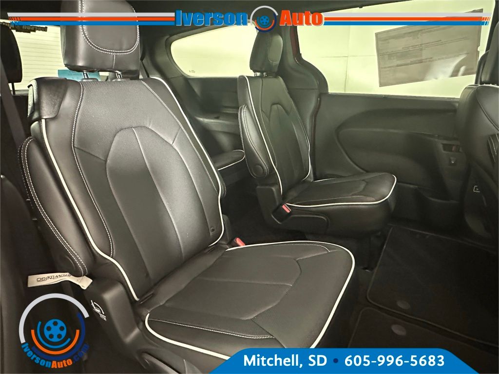 2026 Chrysler Pacifica Limited photo 28