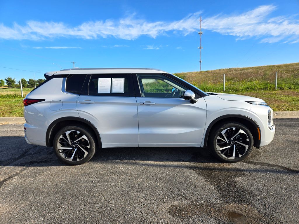 2022 Mitsubishi Outlander SEL photo 2