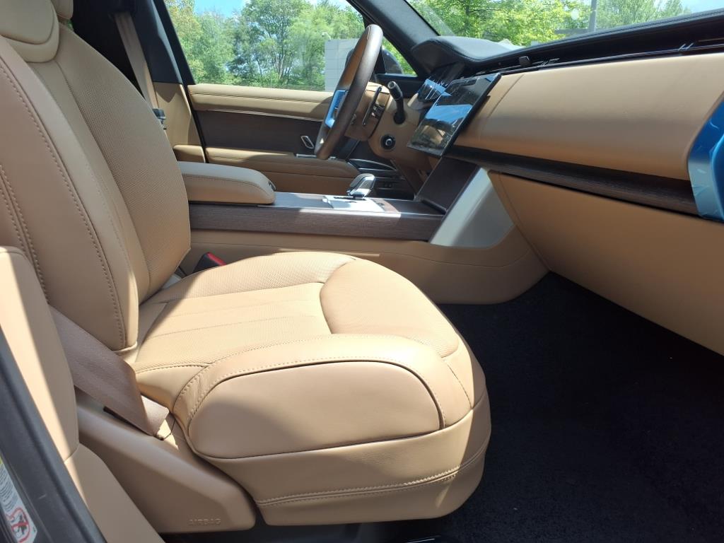 2025 Land Rover Range Rover SE photo 2
