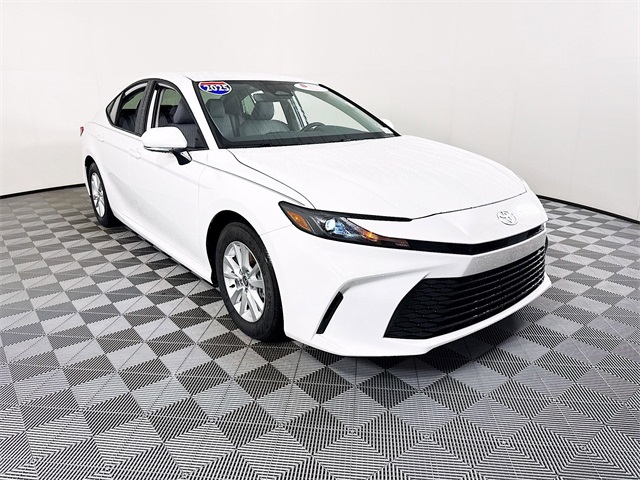 2025 Toyota Camry LE's photo