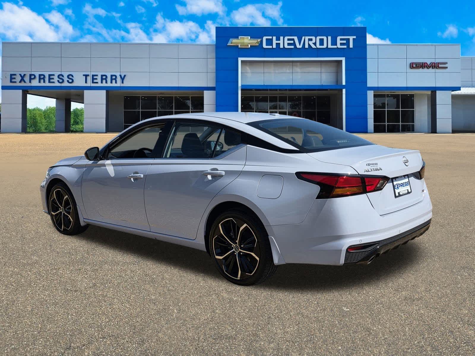 2025 Nissan Altima SR photo 4