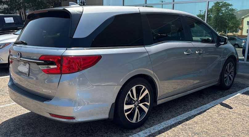 2022 Honda Odyssey Touring photo 3
